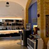 A Bari � infatti rimasto solo un locale a essere specializzato nella vendita di hi-fi: � �New Sound�, situato in corso Cavour. Quando entriamo ci ritroviamo immersi in un ambiente caratterizzato da muri in pietra e soffitto a volta, il tutto mentre del buon jazz degli anni 80 � diffuso dagli altoparlanti